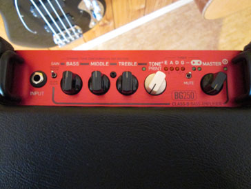 Am Griffbrett WebSite TC Electronic BG250-208