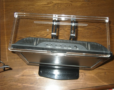 �P�[�X���e���r�̑O�ʂɑ���